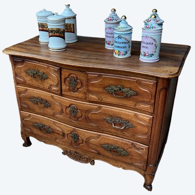 Une commode régionale du XVIIIe siècle en noyer.