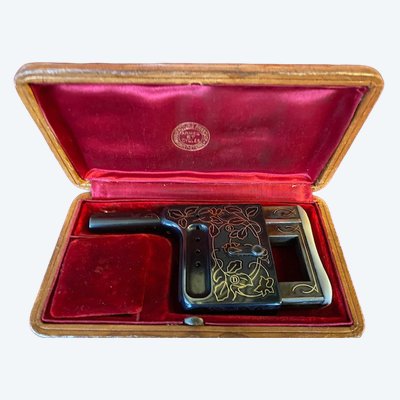 Pistolet à répétition automatique "Le GAULOIS" - Luxe - à décor niellé or dans son coffret.