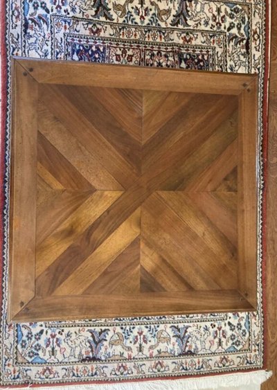 Table basse en noyer massif – Marqueterie Parquet de Versailles – Style Louis XVI