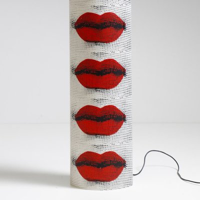 Lampadaire Piero Fornasetti « Kisses » des années 1990 pour Antonangeli, collection Follia Pratica.