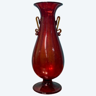Vase ancien de Murano des années 1920. Rouge rubis, réalisé par Vittorio Zecchin pour Cappellin. Hauteur : 32 cm.