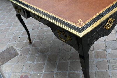 Elegante scrivania piatta in legno annerito del XVIII secolo.