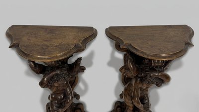 Coppia di gueridon in noce, XVII secolo