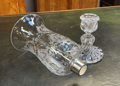 Portacandele in cristallo Baccarat con decorazione a fogliame incisa.
