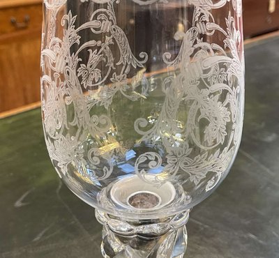Portacandele in cristallo Baccarat con decorazione a fogliame incisa.