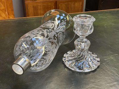 Portacandele in cristallo Baccarat con decorazione a fogliame incisa.