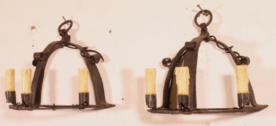 Coppia di applique da parete in ferro battuto in stile medievale