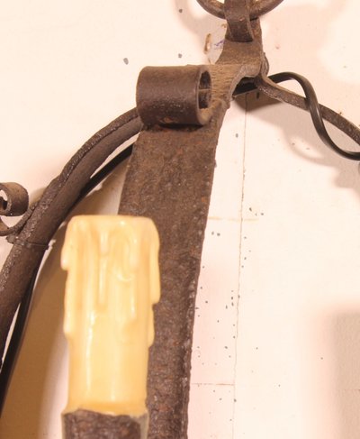 Coppia di applique da parete in ferro battuto in stile medievale