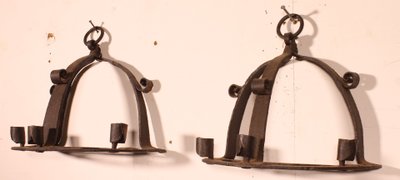 Paar schmiedeeiserne Wandleuchten im mittelalterlichen Stil