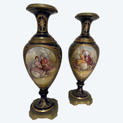 Ein Paar Vasen aus feinem Steingut im Stil von Louis XV