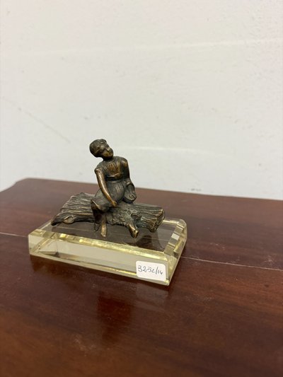  Petite sculpture en bronze d'une jeune fille allongée, 19ème siècle, sur une base en cristal, 10x11x7cm