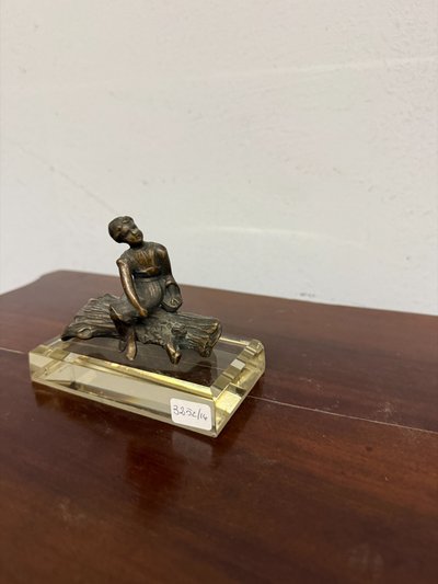  Petite sculpture en bronze d'une jeune fille allongée, 19ème siècle, sur une base en cristal, 10x11x7cm