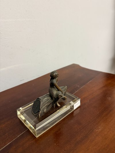  Petite sculpture en bronze d'une jeune fille allongée, 19ème siècle, sur une base en cristal, 10x11x7cm