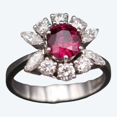 Bague vintage ornée d'un rubis naturel rouge intense (certificat CGL) et diamants.
