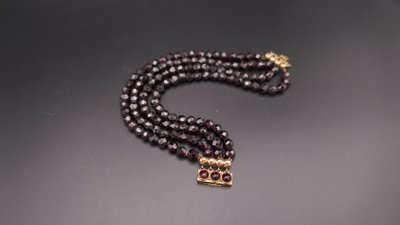 Bracciale antico con 4 file di granati.