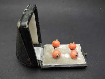 Paire de boutons de manchette corail, diamant or 18K