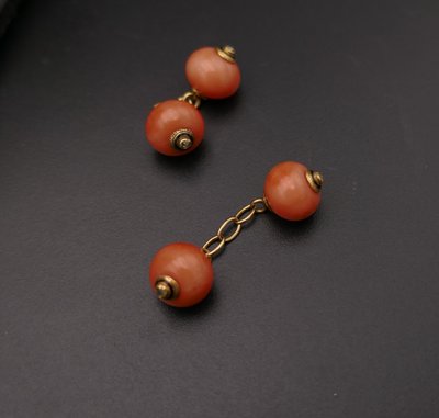 Paire de boutons de manchette corail, diamant or 18K