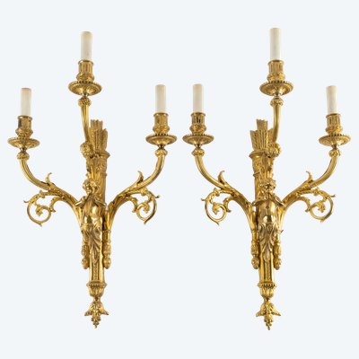 Ein Paar Wandleuchten aus vergoldeter Bronze im Stil Louis XVI, Ende 19.