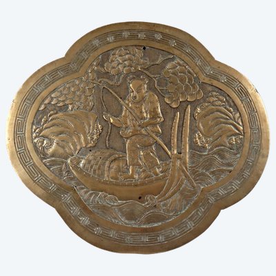 Plaque ornementale en bronze doré scène de pêcheur dans sa barque Indochine fin XIXe