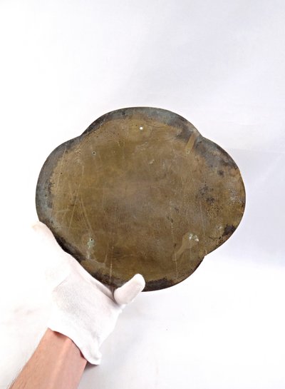 Ornamentale Platte aus vergoldeter Bronze Szene eines mythologischen Paares Indochina Ende 19.