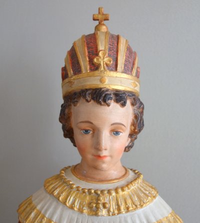 Grande statue de dévotion ou chapelle : l'Enfant Jésus de Prague, plâtre polychrome doré