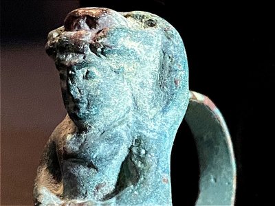 Civilisation du Gandhara, bague bouddhiste en bronze décorée d'une représentation de Bouddha.