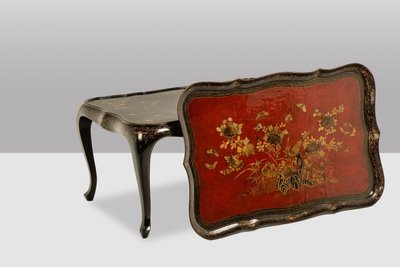 Tavolino con piano estraibile in legno laccato rosso e nero. 1950s. LS6765484