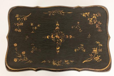 Tavolino con piano estraibile in legno laccato rosso e nero. 1950s. LS6765484