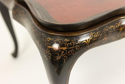 Tavolino con piano estraibile in legno laccato rosso e nero. 1950s. LS6765484