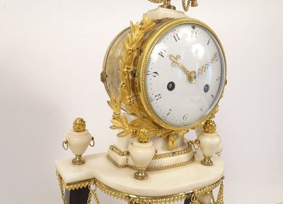 Pendule portique Louis XVI colonnes marbre blanc bronze doré vases XVIIIème