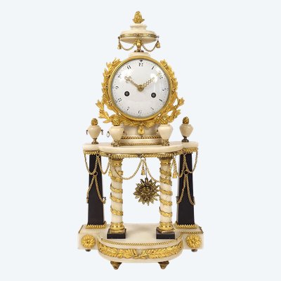 Portikus-Pendeluhr Louis XVI Säulen weißer Marmor vergoldete Bronze Vasen XVIII.