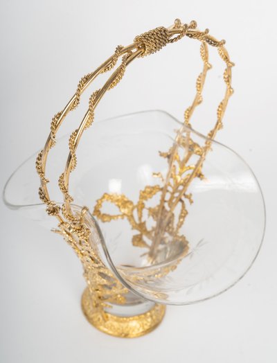 Un panier en cristal et bronze doré de style louis XV, époque XIXème siècle 