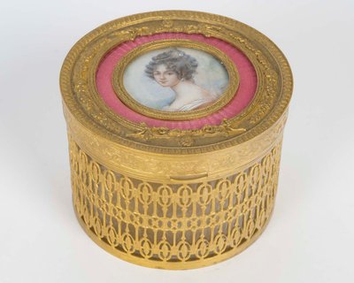 Petit coffret à bijoux en bronze doré et émail rose, époque XIXᵉ siècle