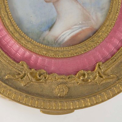 Petit coffret à bijoux en bronze doré et émail rose, époque XIXᵉ siècle