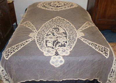 Copriletto o tenda in pizzo d'epoca Art Déco con decorazione floreale e ampi festoni