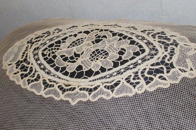 Copriletto o tenda in pizzo d'epoca Art Déco con decorazione floreale e ampi festoni