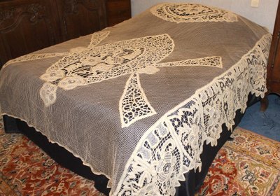 Copriletto o tenda in pizzo d'epoca Art Déco con decorazione floreale e ampi festoni