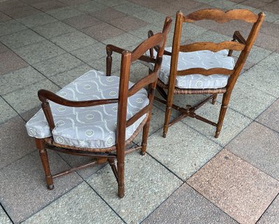 Une paire de fauteuils provençaux.