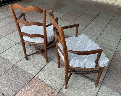 Une paire de fauteuils provençaux.