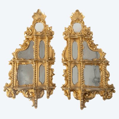 Coppia di mensole da parete in legno intagliato e dorato a foglia d'oro, stile Napoleone III, fine XIX secoloᵉ