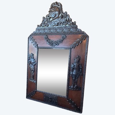 Grand miroir de style médiéval 19 eme siècle en chêne et laiton repoussé