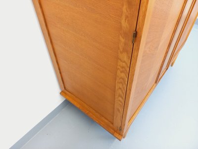 Armadio vintage in rovere degli anni '60