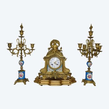 Mantelpiece set in gilded bronze and polychrome porcelain