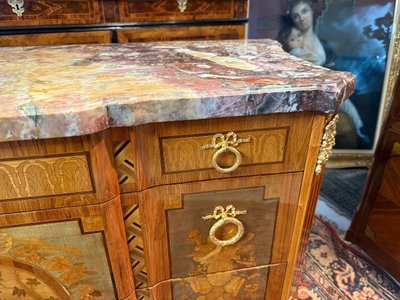 CASSETTIERA INTARSIATA IN STILE DI TRANSIZIONE