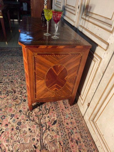 Commode louis XVI en marqueterie 18 ème