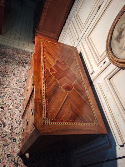 Commode louis XVI en marqueterie 18 ème