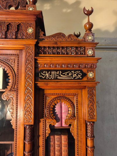 Orientalisches Nussbaum-Bücherregal aus dem 19. Jahrhundert im Stil von Pierre Loti