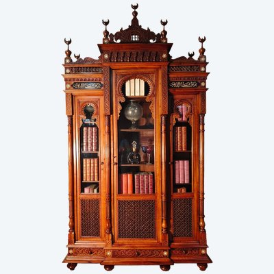 Orientalisches Nussbaum-Bücherregal aus dem 19. Jahrhundert im Stil von Pierre Loti