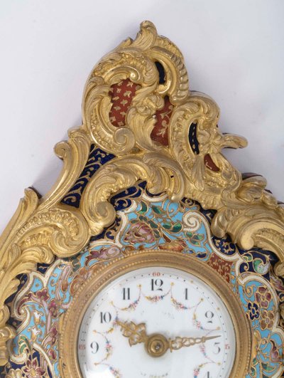 Rare petit cartel d’applique en bronze doré et émaux cloisonnés, style Louis XV, XIXᵉ siècle