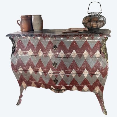 Louis XV chest of drawers from the 1900's, beautiful decorative patina.
